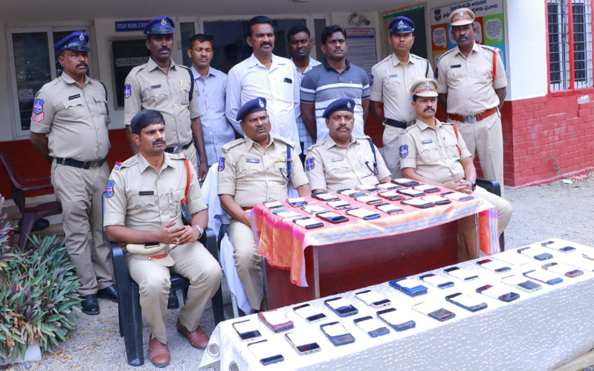 పోగొట్టుకున్న మొబైల్ ఫోన్లు బాధితులకు అందజేత‌
