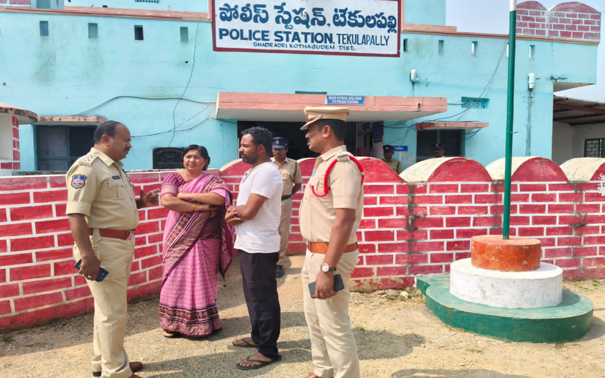 Tekulapalli : పోలీస్ స్టేషన్‌కు వచ్చే బాధితుల పట్ల బాధ్యతగా ఉండాలి : డీఎస్పీ వెంకన్న బాబు