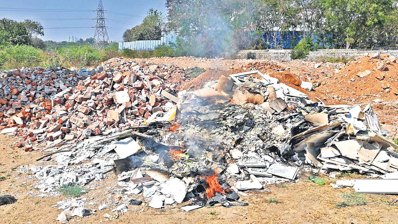 సిటీలో విషవాయువులు.. బహిరంగ ప్రదేశాల్లో చెత్త కాల్చివేతే కారణం