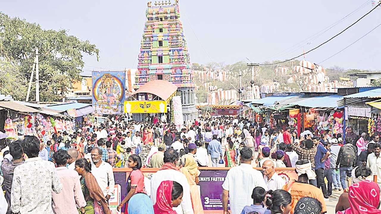 అడుగులన్నీ అమ్మ సన్నిధికే