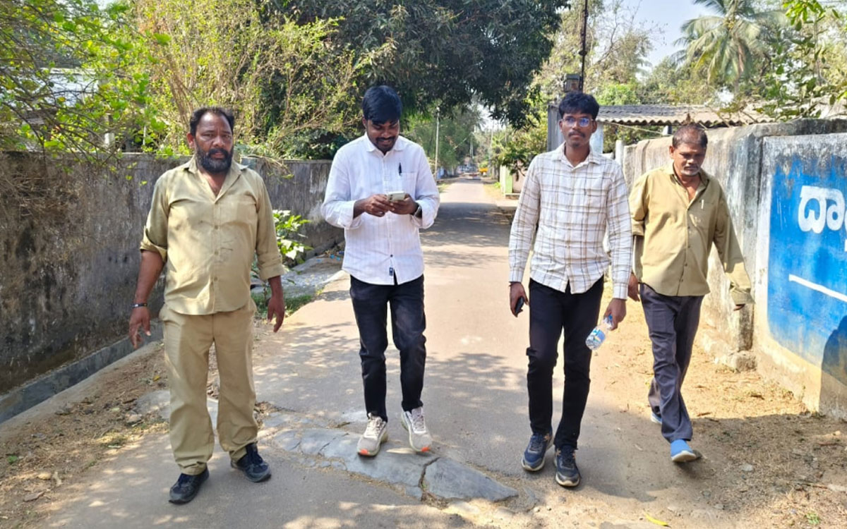 పారిశుధ్య పనుల్లో నిర్లక్ష్యం వ‌హిస్తే కఠిన చర్యలు : ఈఈ సుమంత్