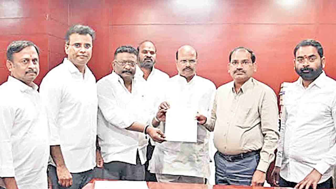 పట్నం ఫలితాలనువెంటనే ప్రకటించాలి