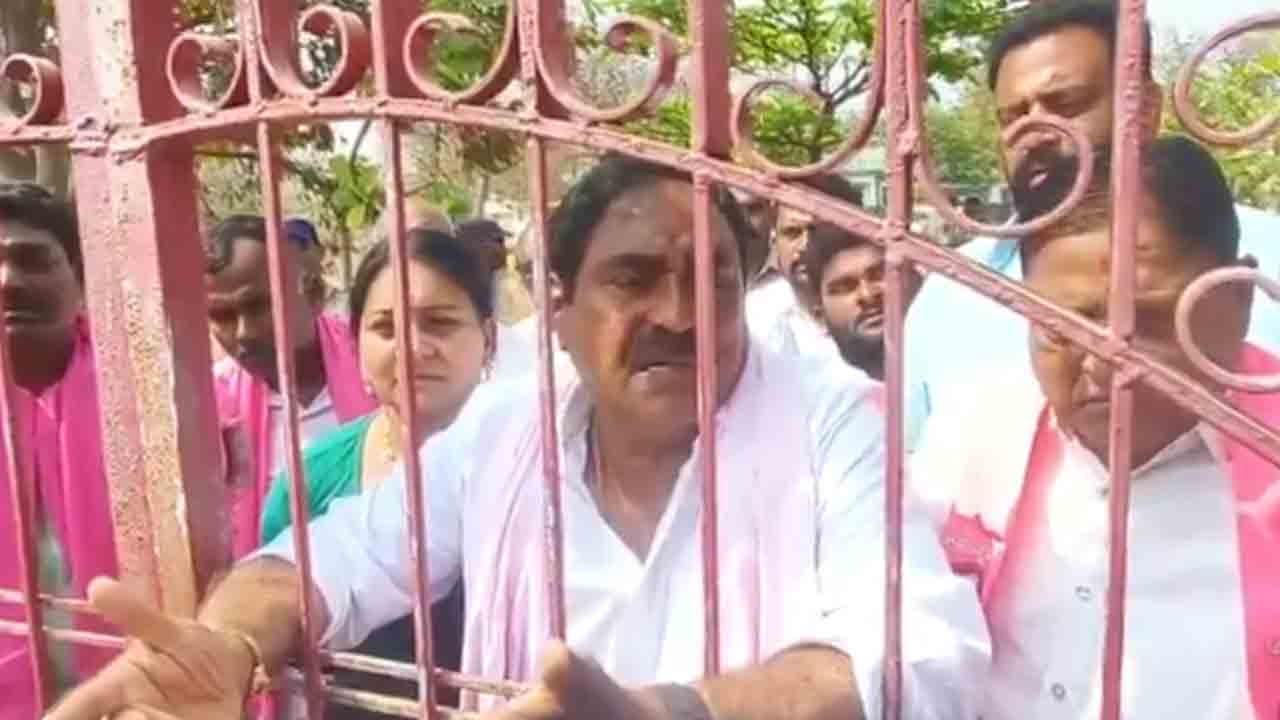 Errabelli Dayakar Rao | పోలీసుల ఓవరాక్షన్‌.. కంట తడి పెట్టుకున్న మాజీ మంత్రి ఎర్రబెల్లి : వీడియో