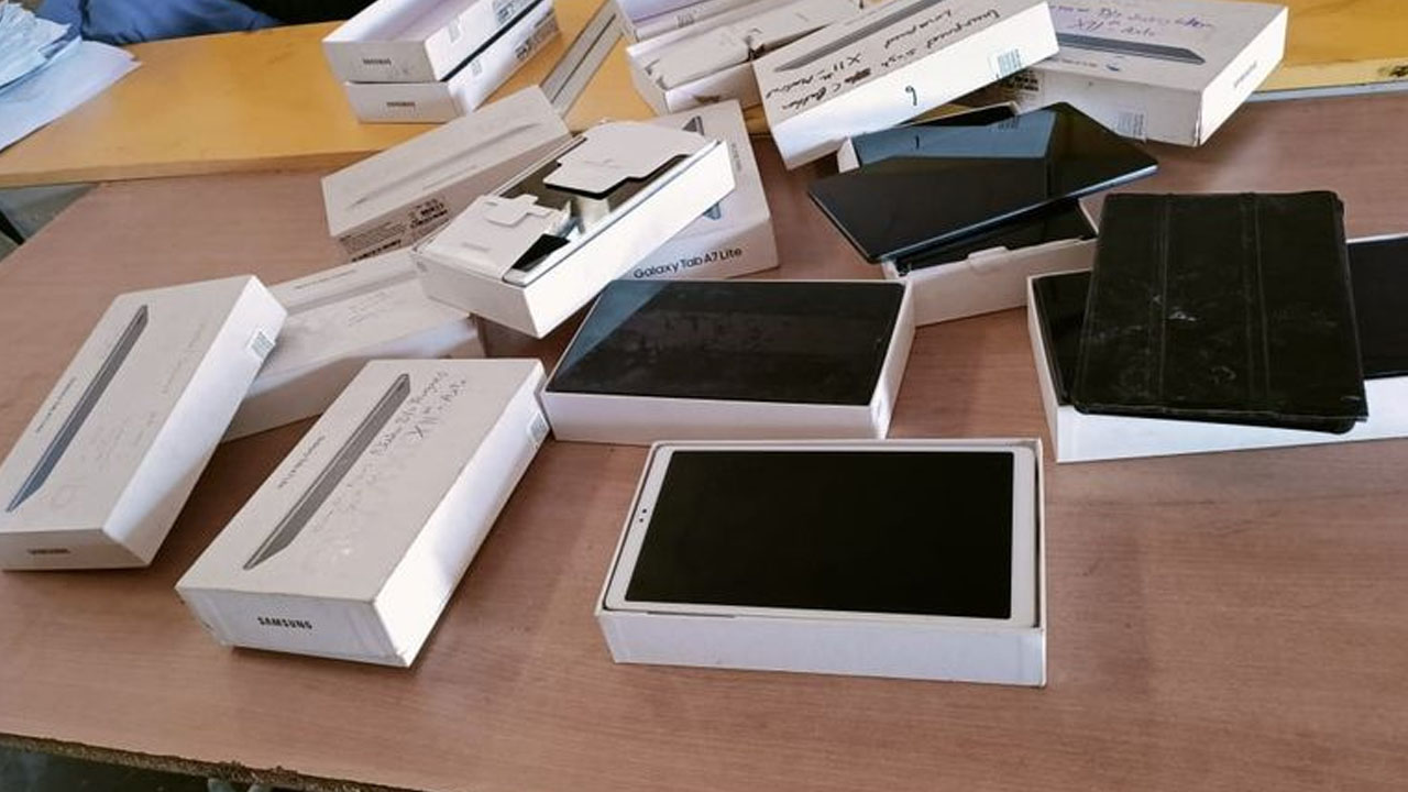 Digital Learning: వైఫై, సిమ్‌లు లేవ‌ని..  ట్యాబ్‌లు వెన‌క్కి తీసుకుంటున్న ప్ర‌భుత్వ స్కూళ్లు