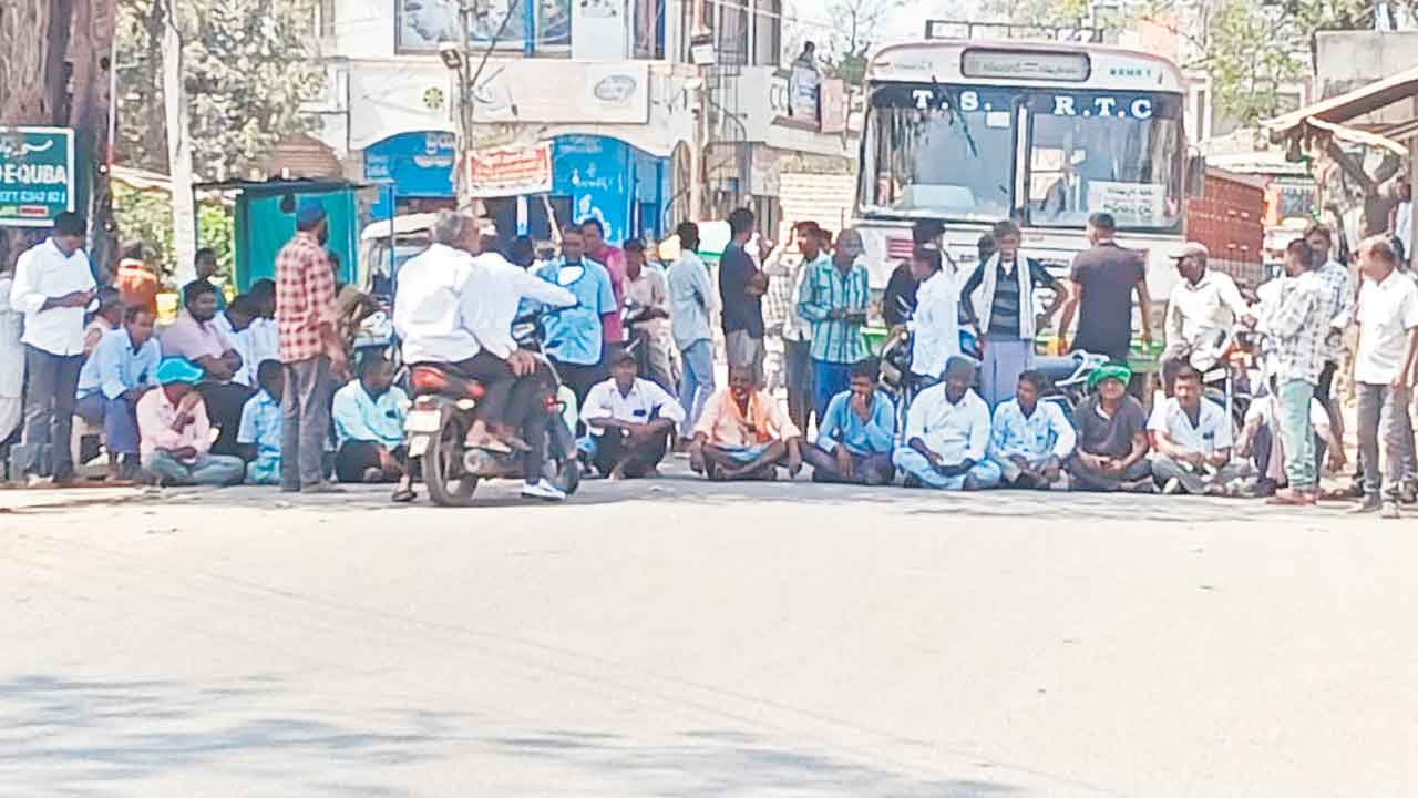 బస్తాల కోసం తిరిగితే ఎవుసమెట్ల?