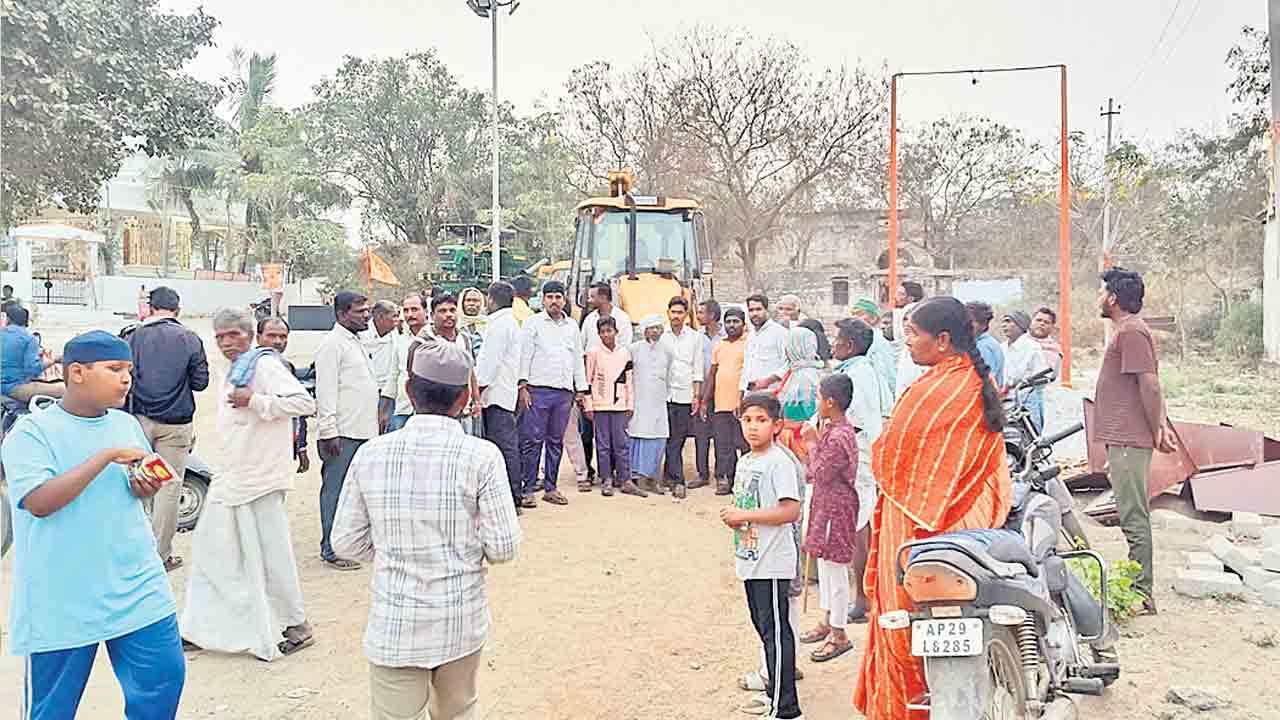 పరిహారం తేల్చనిదే భూములివ్వం.. కొత్తపల్లిలో రైతుల ఆందోళన