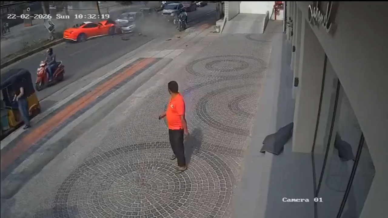 Ferrari Luxury Car: జూబ్లీహిల్స్‌లో ఫెరారీ కారు బీభ‌త్సం.. వీడియో రిలీజ్