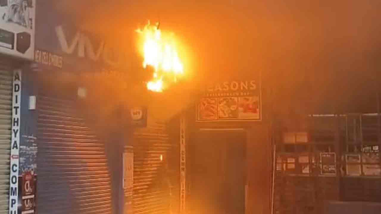 Hyderabad Fire Accident | హైదరాబాద్‌లో మరో అగ్నిప్రమాదం.. షార్ట్ సర్క్యూట్‌తో మొబైల్ షాపులో మంటలు
