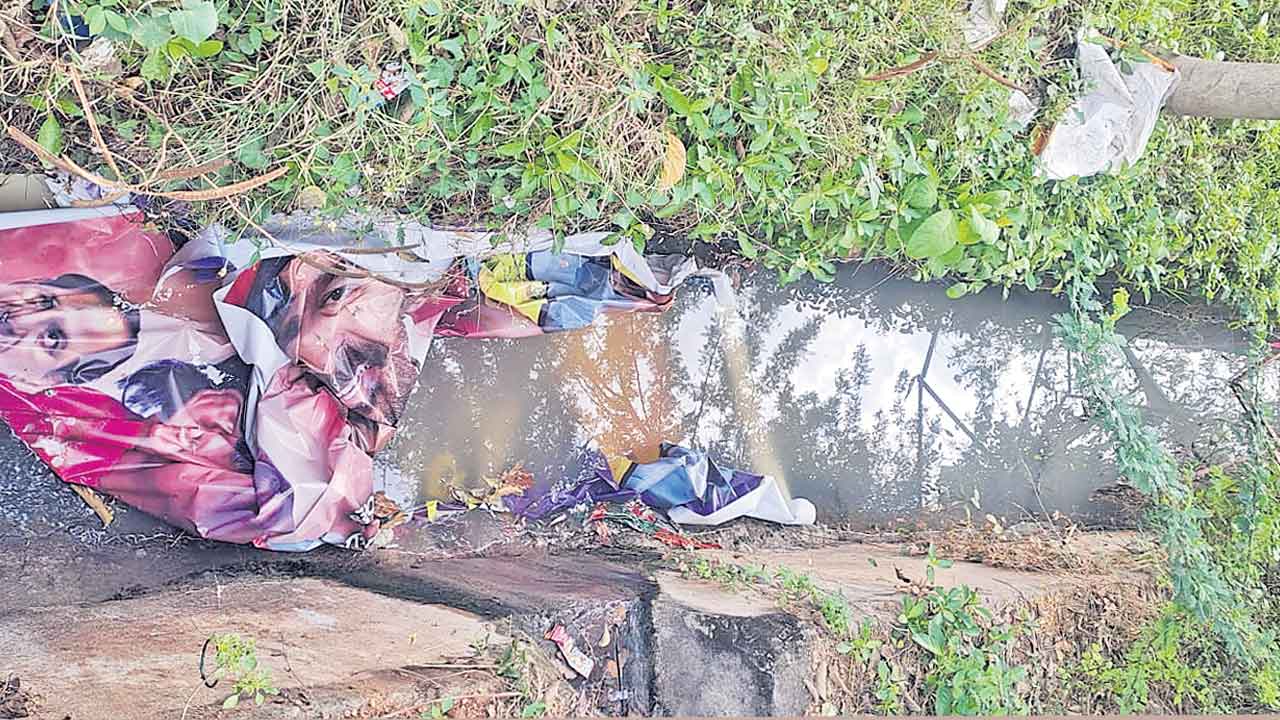 కేసీఆర్‌, జగదీశ్‌రెడ్డి ఫ్లెక్సీలు ధ్వంసం