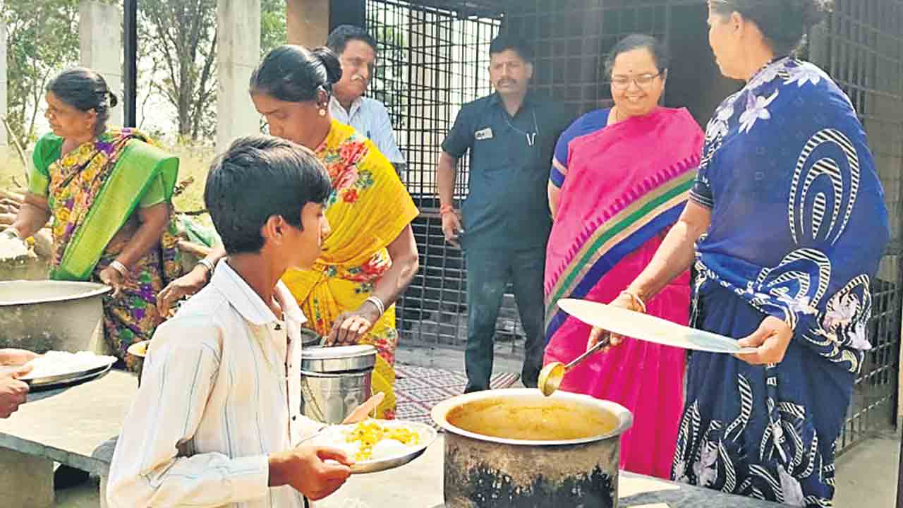 వంట తయారీని పర్యవేక్షించాలి