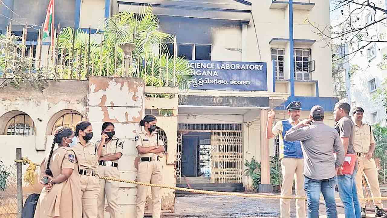 అనుమానపు పొగలు!.. ఆ గదిలోనే అగ్ని ప్రమాదంపై అనుమానాలు