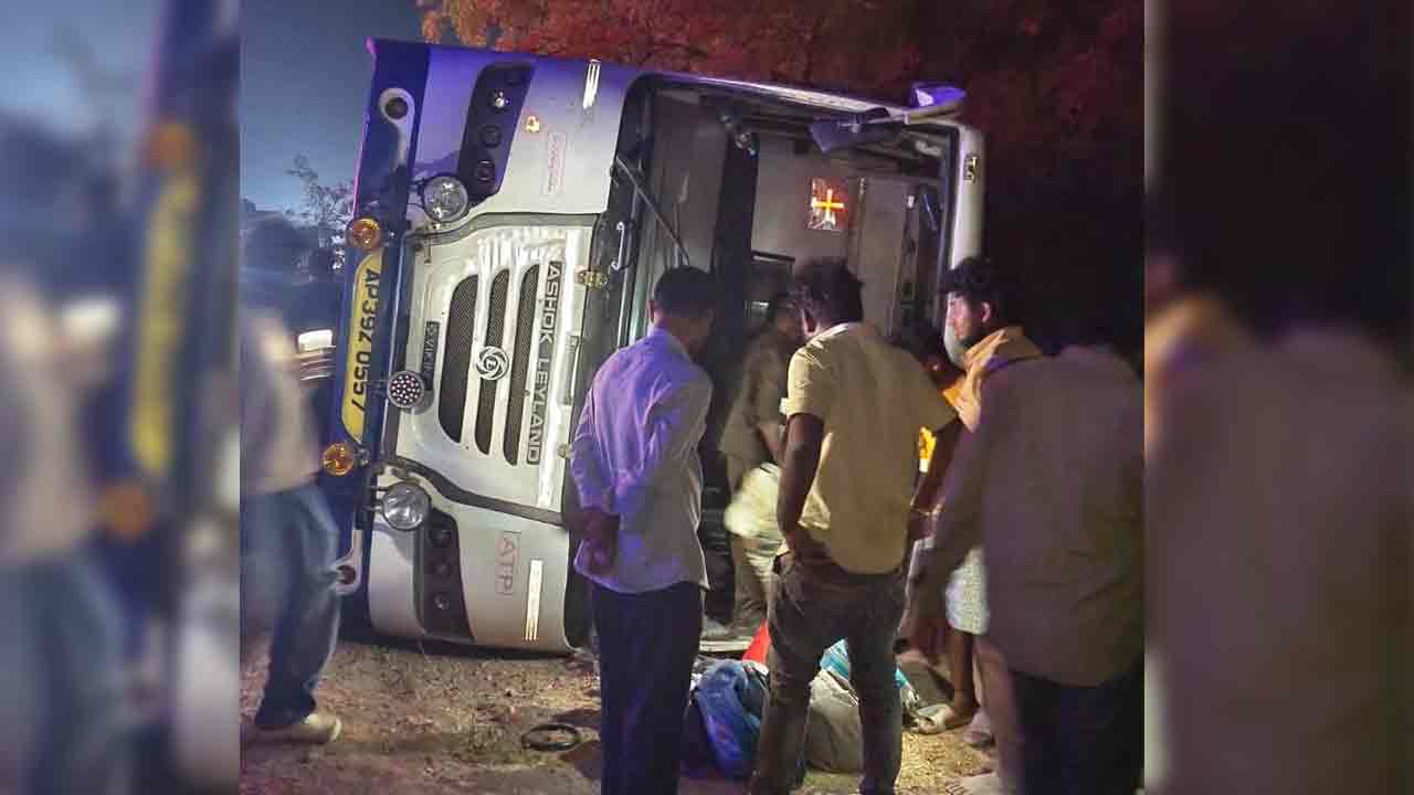 RTC Bus Accident | గద్వాల జిల్లాలో ఆర్టీసీ బస్సుకు ఘోర ప్రమాదం.. 20 మంది ప్రయాణికులకు గాయాలు