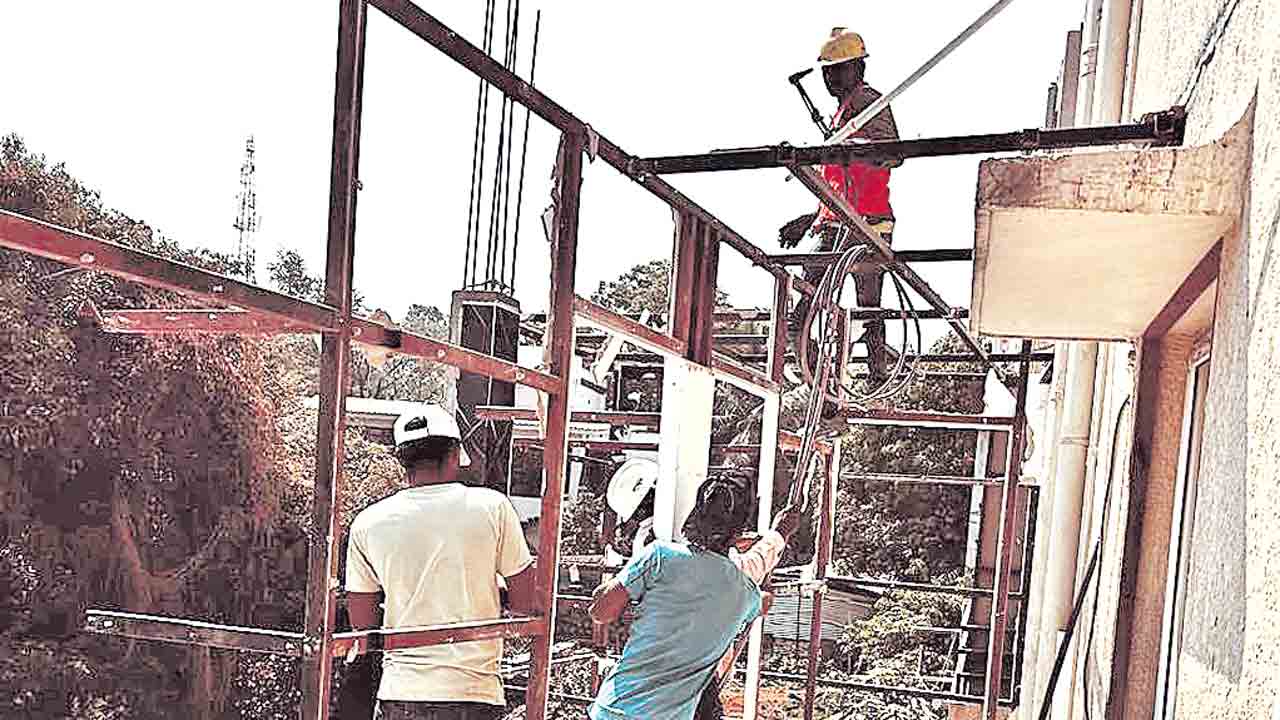 సెట్‌బ్యాక్‌ స్థలంలో అక్రమ నిర్మాణాలు కూల్చివేత