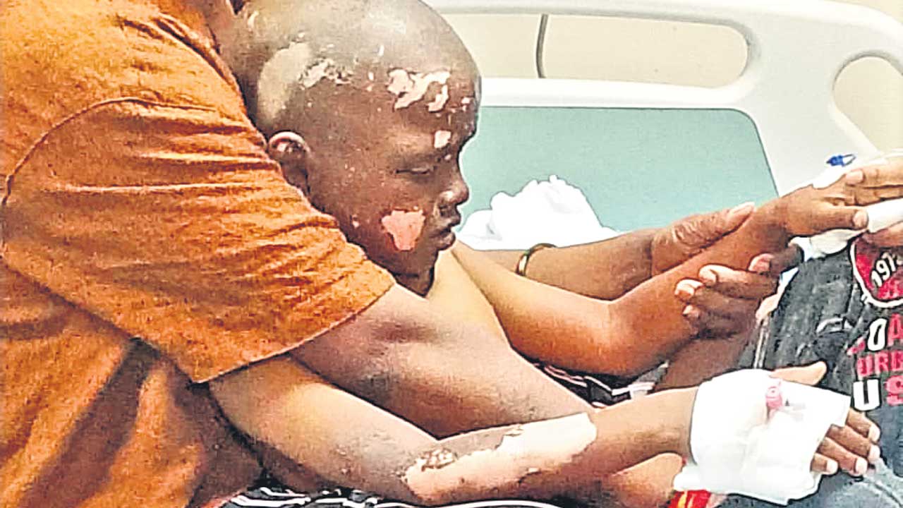 పతంగి కోసం ట్రాన్స్‌ఫార్మర్‌ ఎక్కి..