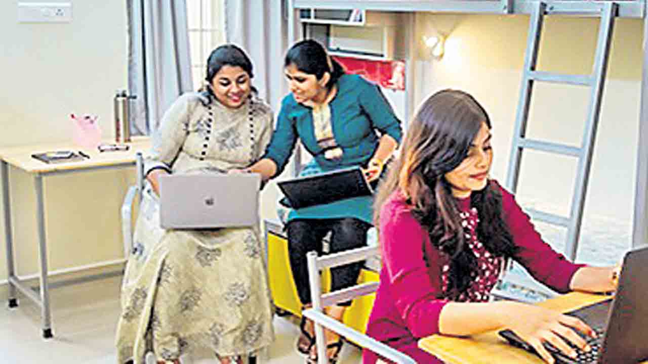 ప్రతి జిల్లాకో బాలికల హాస్టల్‌