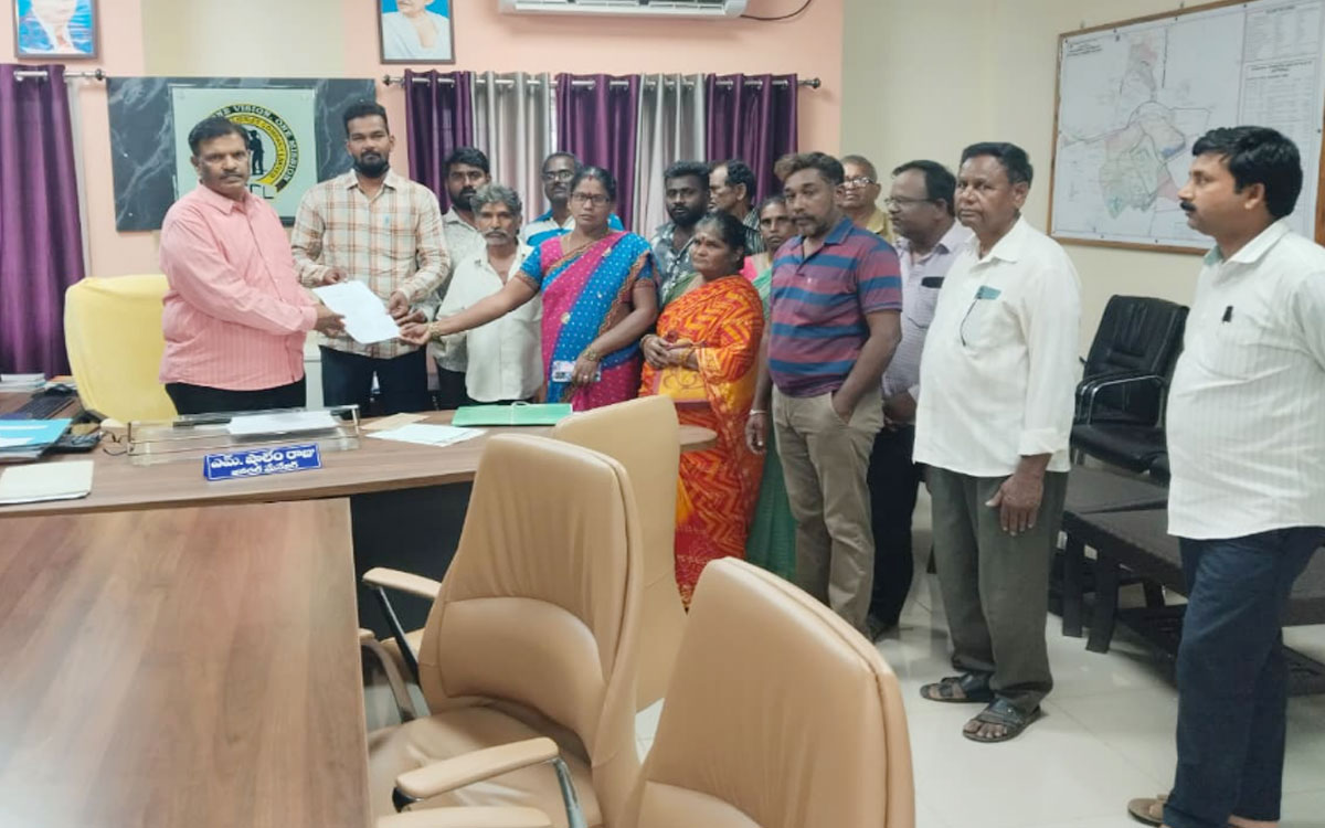 గ్రామ సమస్యలపై సింగరేణి జీఎం సానుకూల స్పంద‌న