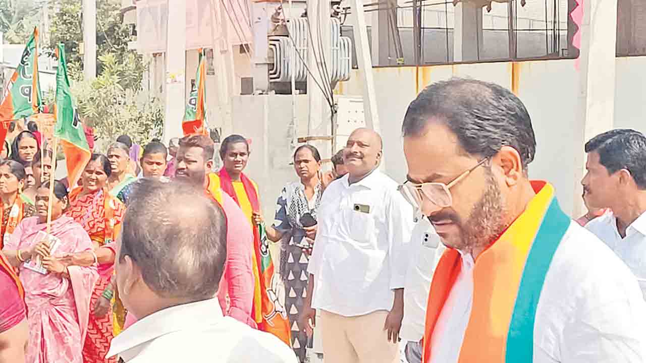 ఎన్నికల ప్రచారంలో ప్రభుత్వ వైద్యుడు!