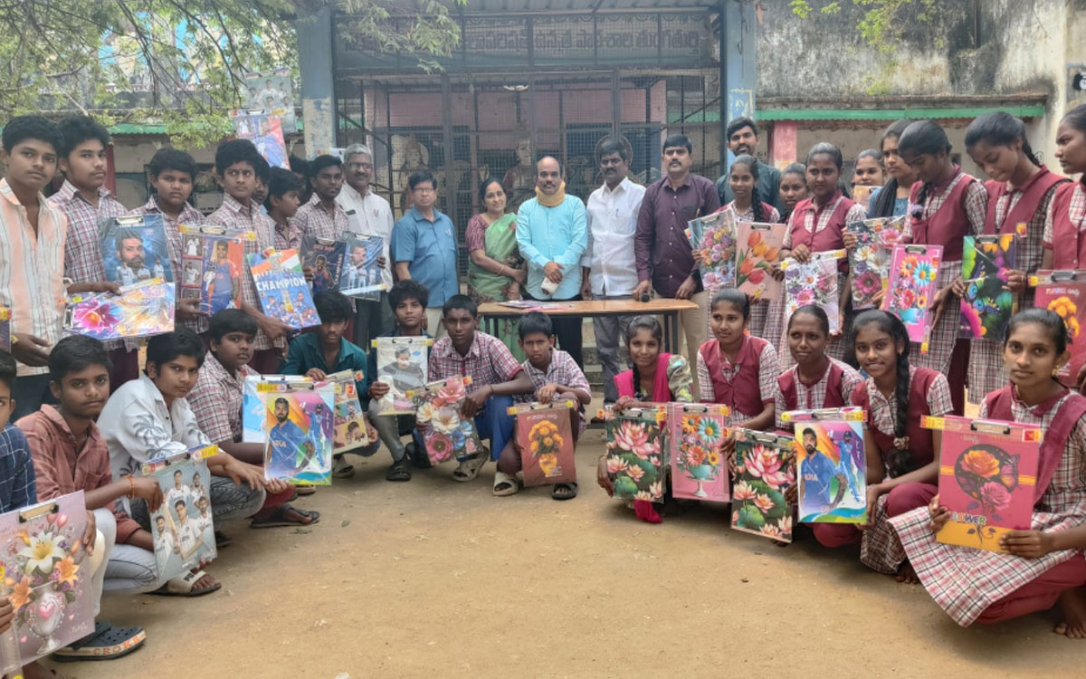 పదో తరగతి విద్యార్థులకు పరీక్ష సామ‌గ్రి పంపిణీ