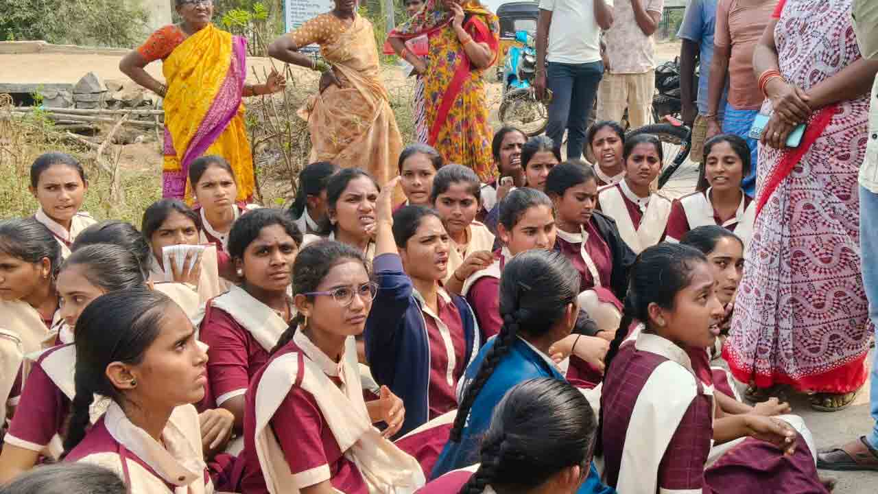 Gurukula students | కలుషిత ఆహారం పెడుతున్నారని విద్యార్థుల ఆందోళన  : వీడియో