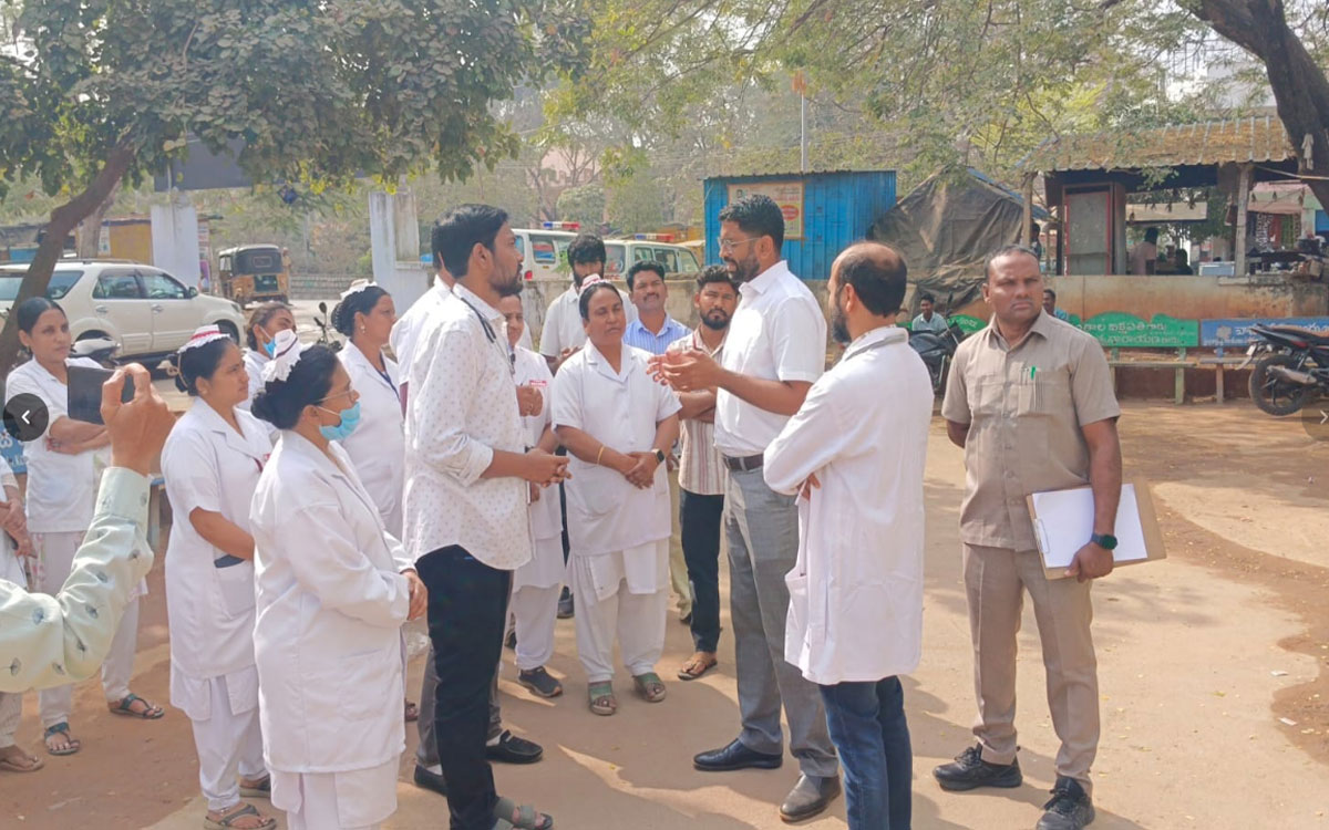 నాణ్యమైన వైద్య సేవలతో ప్రజల విశ్వాసం పెంచాలి : కలెక్టర్ జితేష్ వి.పాటిల్‌