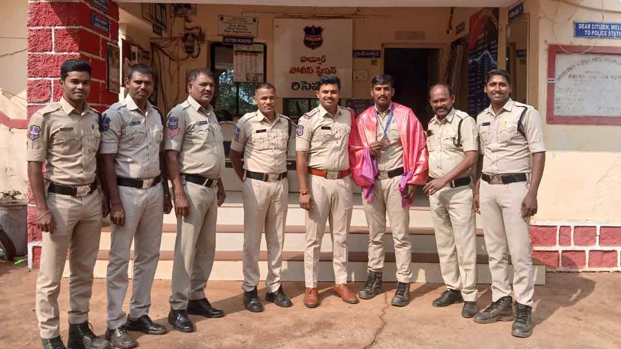 Zaheerabad | రెజ్లింగ్ పోటీలో కాంస్య పథకాన్ని సాధించిన కానిస్టేబుల్‌ రవికి సన్మానం