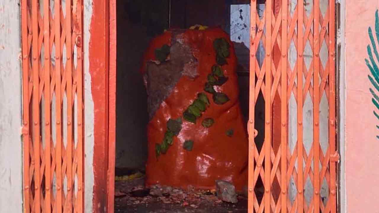 Hanuman temple | చాంద్రాయణగుట్టలోని శ్రీ ద్విముఖి హనుమాన్ మందిరంపై దుండగుల దాడి