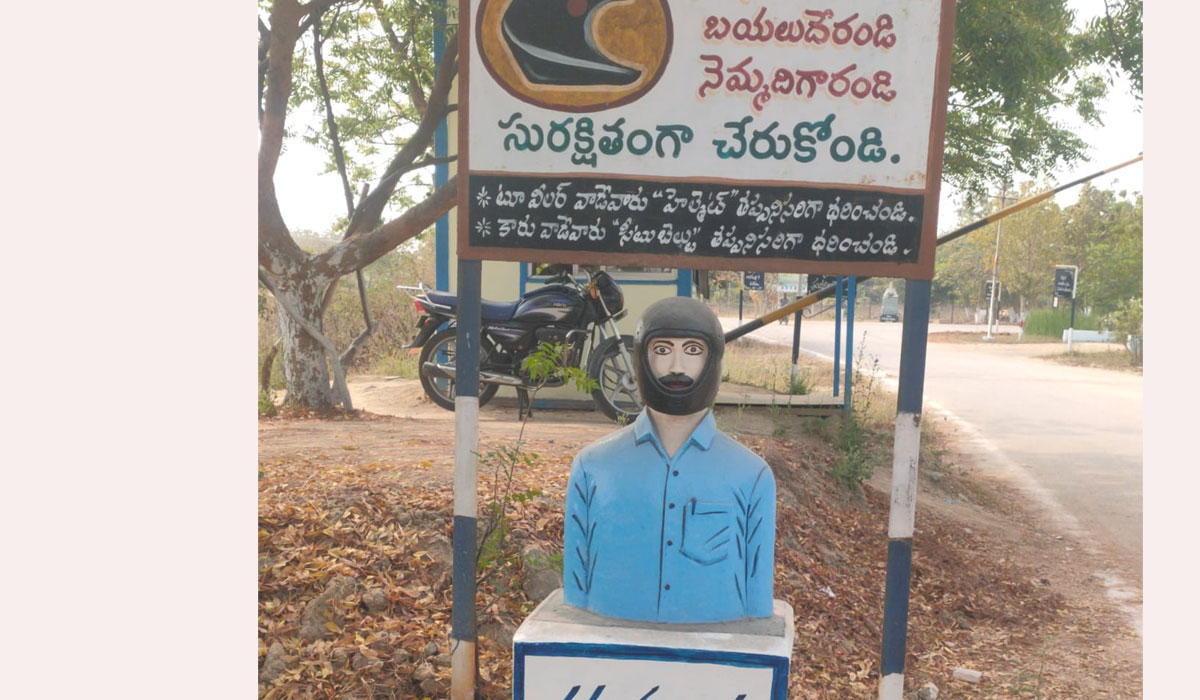 Helmet statue | కార్మికుల భద్రతే లక్ష్యంగా వినూత్నం.. ఏఎల్బీలో హెల్మెట్‌ విగ్రహం ఏర్పాటు