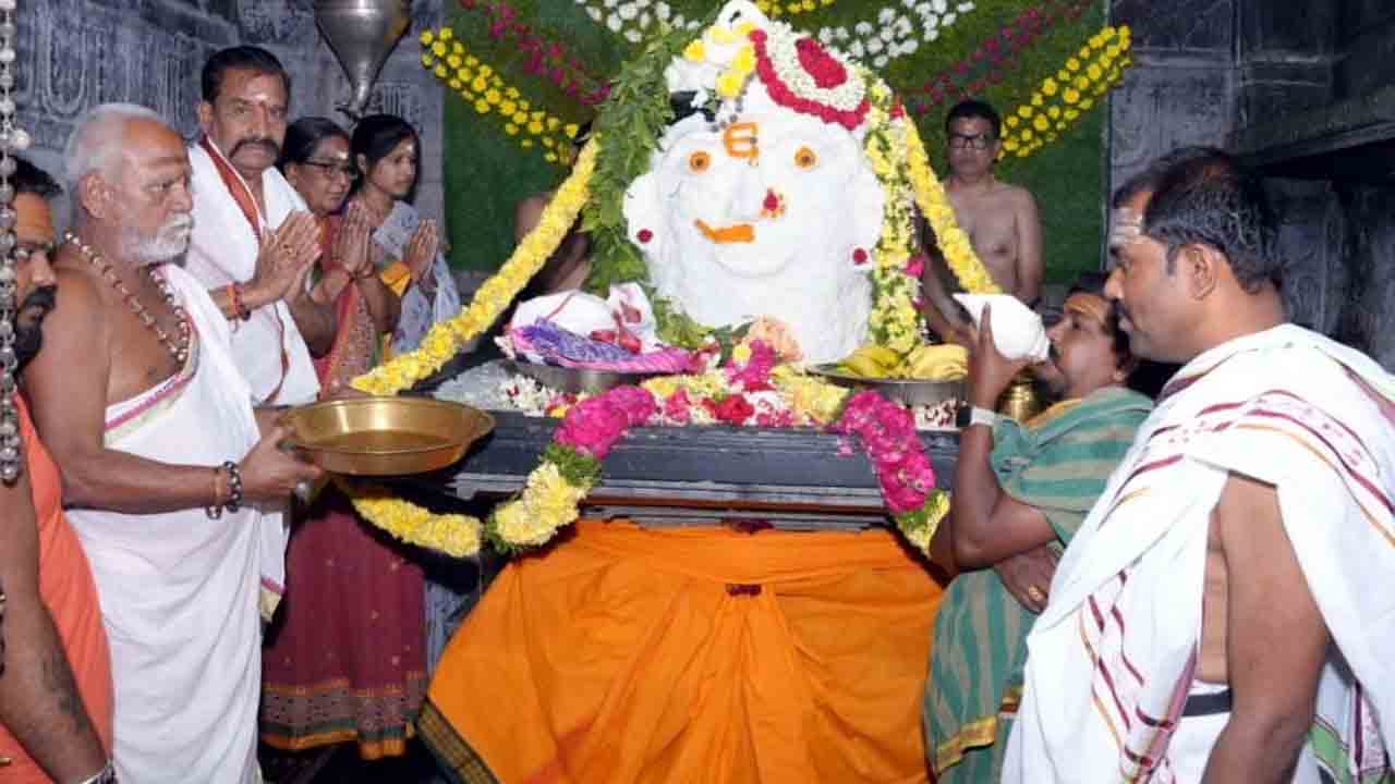 Thousand Pillars Temple | అర్ధనారీశ్వరునిగా వేయిస్తంభాల రుద్రేశ్వరస్వామి అలంకరణ