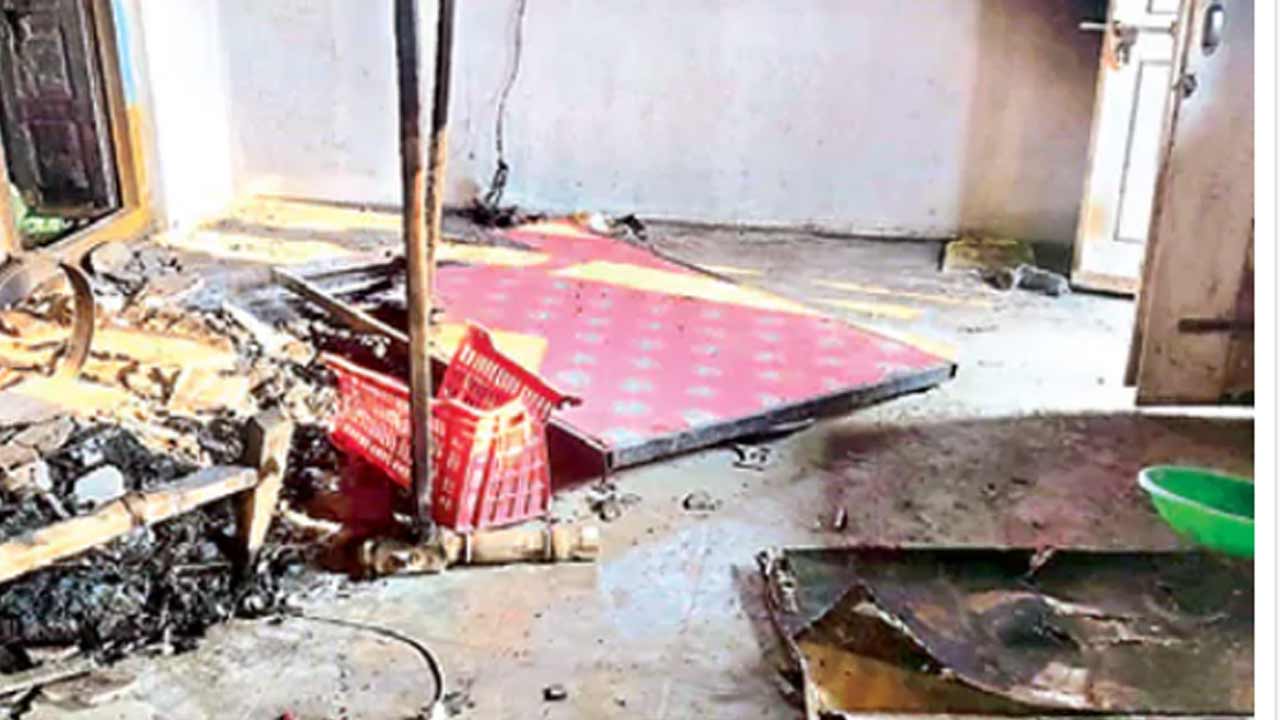 Inter caste marriage | కూతురు కులాంతర వివాహం చేసుకుందని ఇంటిని తగలబెట్టిన తండ్రి