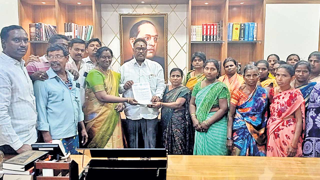 గుడిసె వాసులపై దాడి