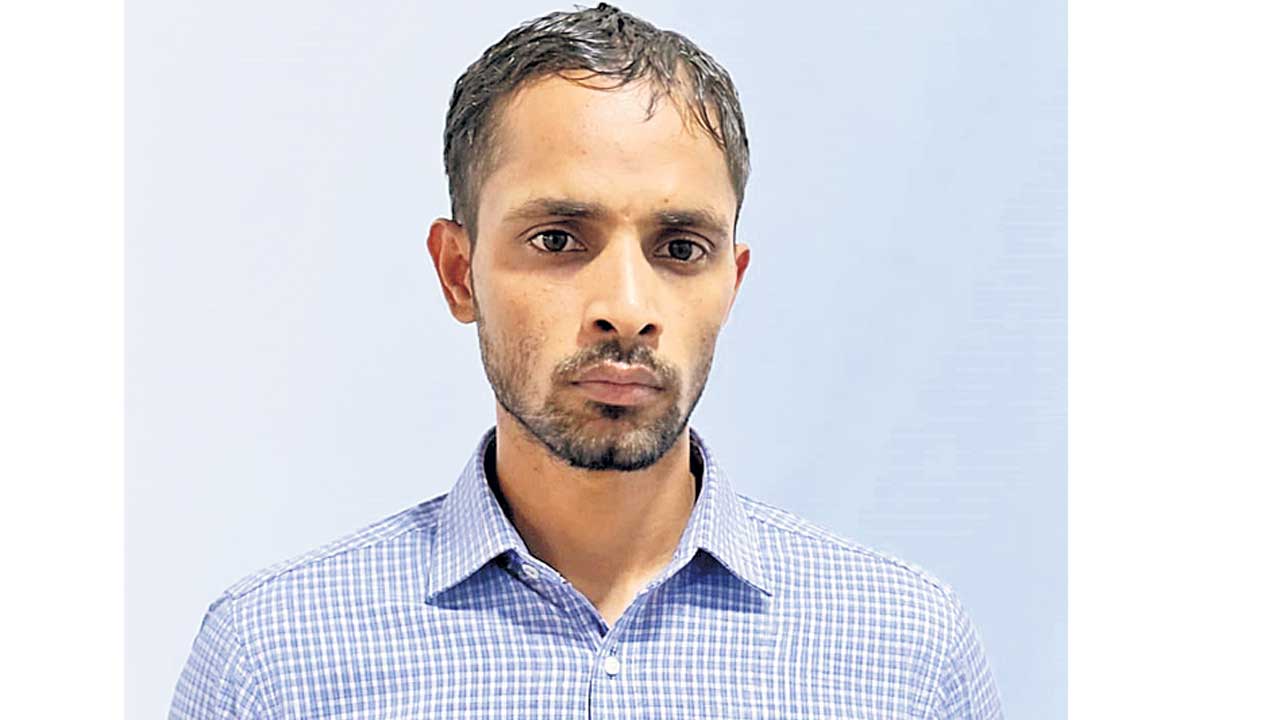 షూ ముద్రలే.. అతడిని పట్టించాయి