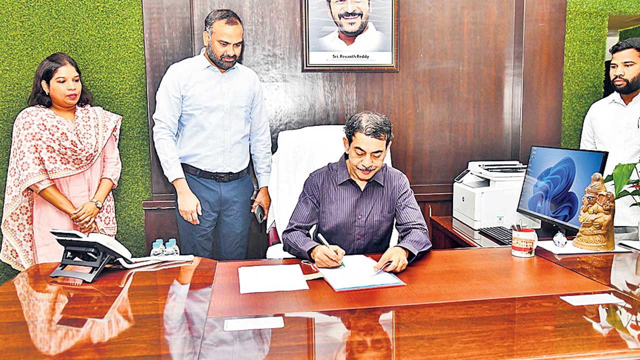 విశ్వనగరం.. మూడుముక్కలు