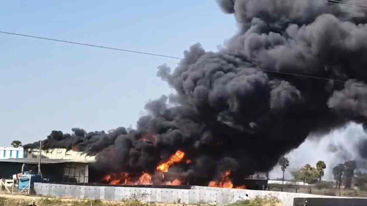 Ieeja | డ్రిప్ పైపుల ఫ్యాక్టరీలో అగ్నిప్రమాదం.. భారీగా ఎగిసిపడిన మంటలు