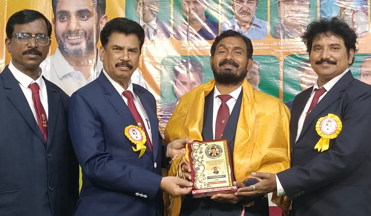 Chigurumamidi | చిగురుమామిడి డాక్టర్ బోల్లి ఐలయ్యకు ఆంధ్రప్రదేశ్‌లో సన్మానం