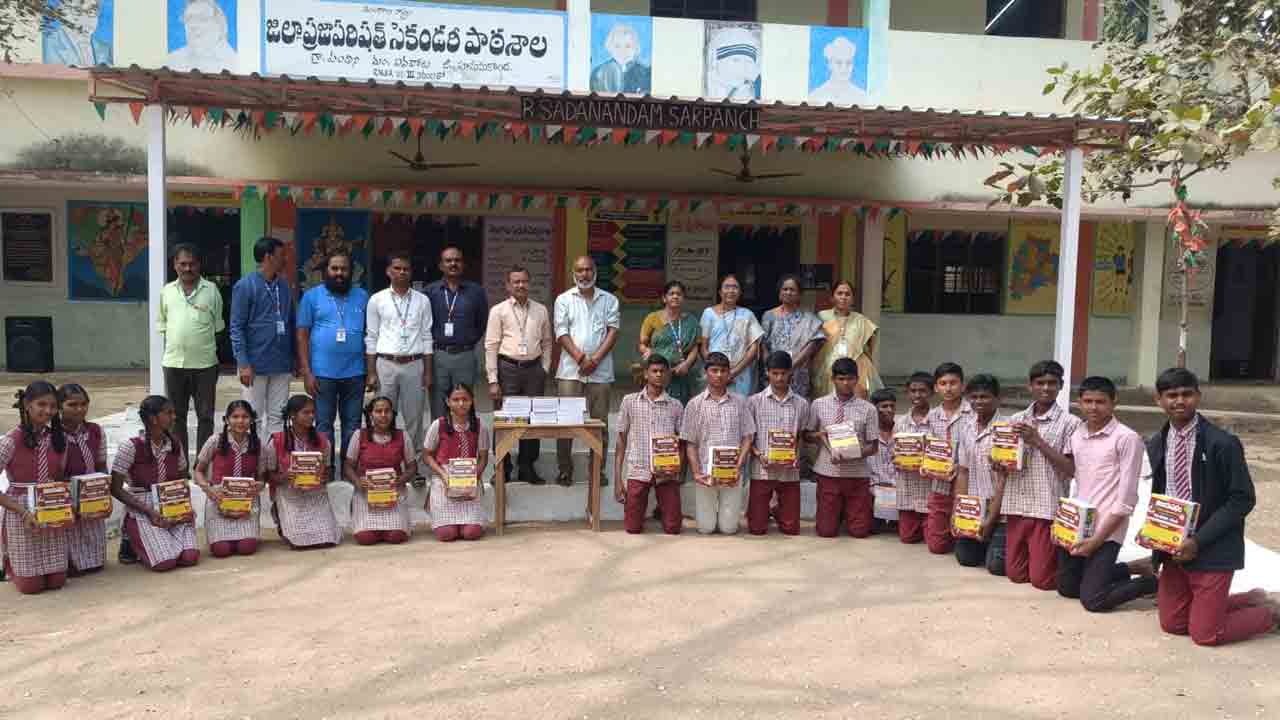 Inavolu | పదవ తరగతి విద్యార్థులకు రూ.80 వేల విలువైన స్టడీ మెటీరియల్ అందజేత