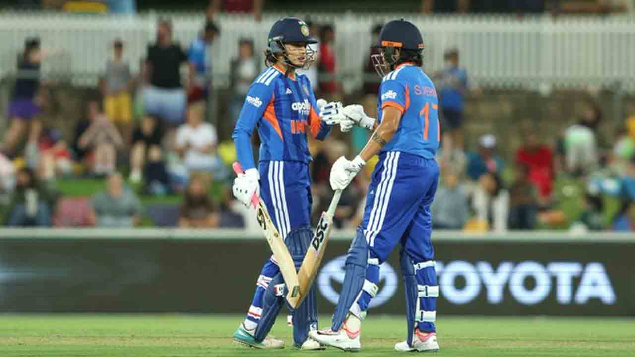 INDW vs AUSW | ఏడు పరుగులకే 6 వికెట్లు.. గెలవాల్సిన మ్యాచ్ అప్పగించిన టీమిండియా..!