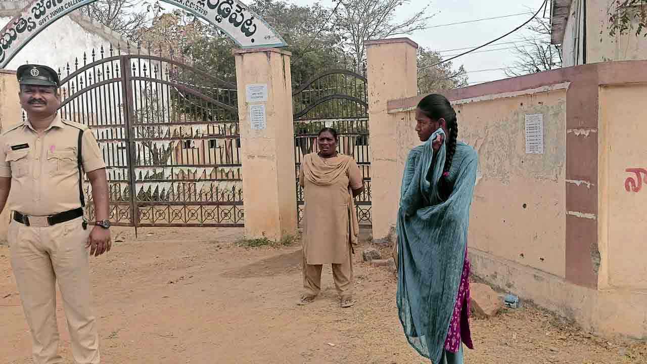 Inter Exams | ఆలస్యంగా వచ్చిందని పరీక్ష రాసేందుకు అనుమతి నిరాకరణ.. ఎగ్జామ్ సెంటర్ వద్దే కన్నీళ్లు పెట్టుకున్న ఇంటర్ విద్యార్థిని