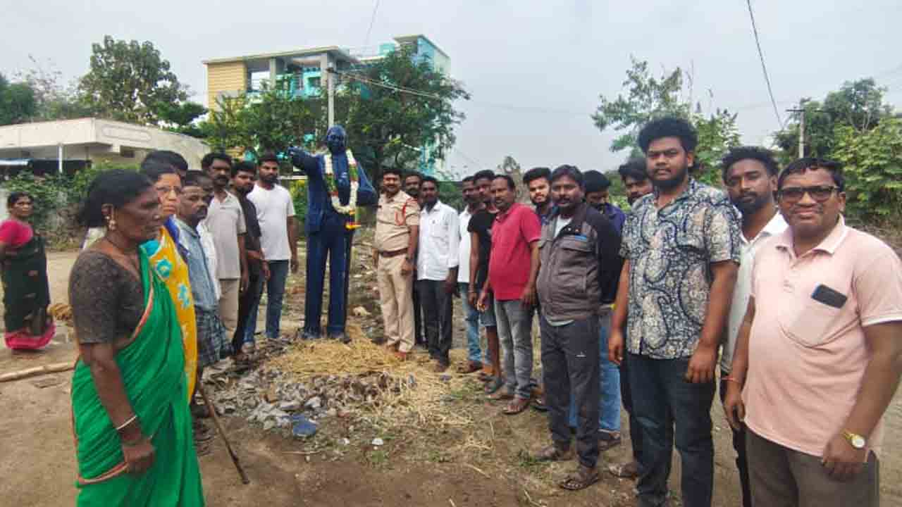 Ambedkar statue | అంబేద్కర్ విగ్రహాన్ని ఎత్తుకెళ్లిన గుర్తు తెలియని దుండగులు