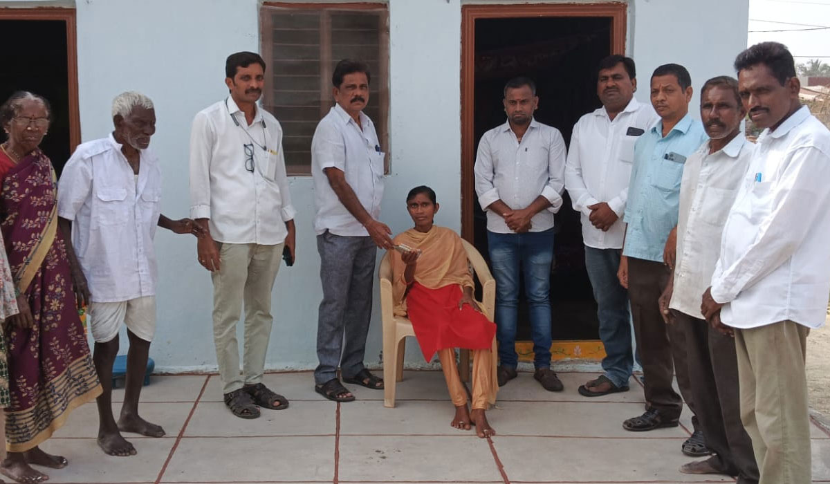 Huzurabad | గౌరీశెట్టి మధుమ్మ ట్రస్ట్‌ ఆధ్వర్యంలో ఆర్థిక సాయం అందజేత