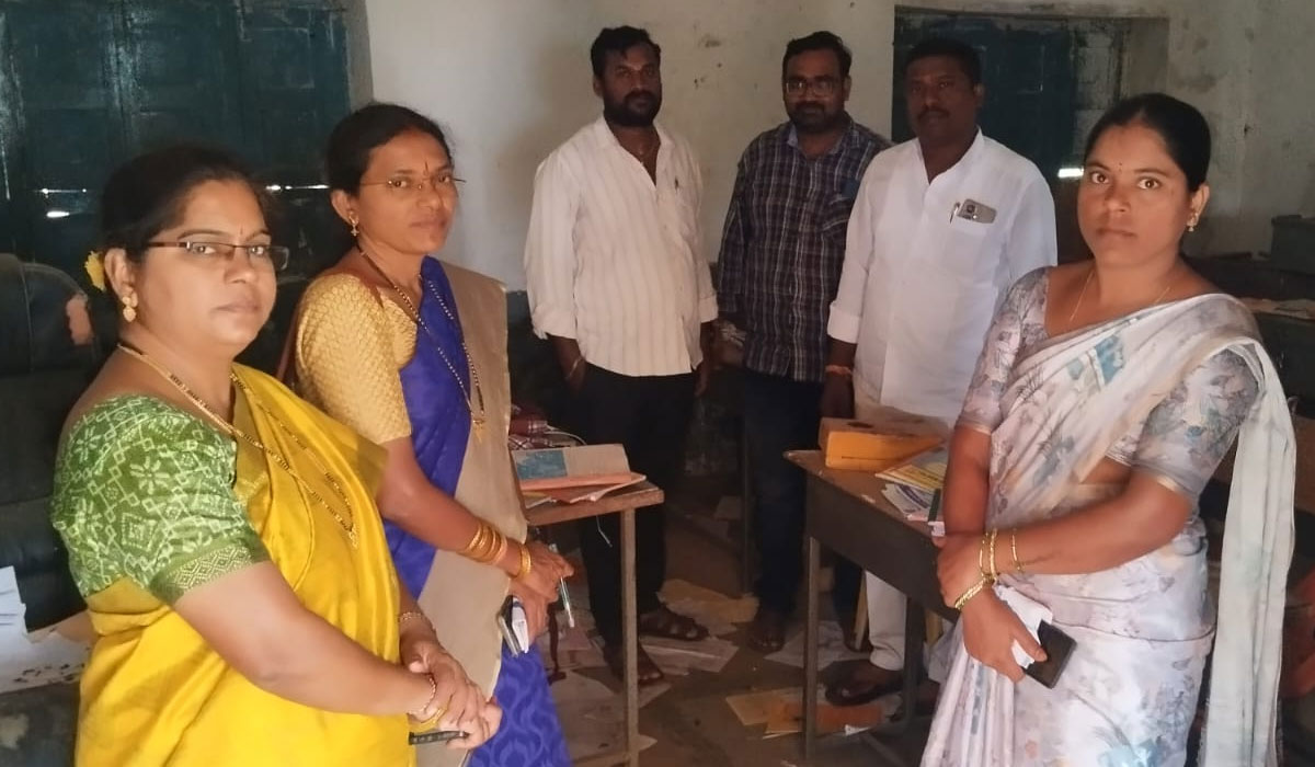 Chigurumnmidi | కోతులతోనే పాఠశాల రికార్డులు అస్తవ్యస్తం.. ఎంఈవో జయప్రద