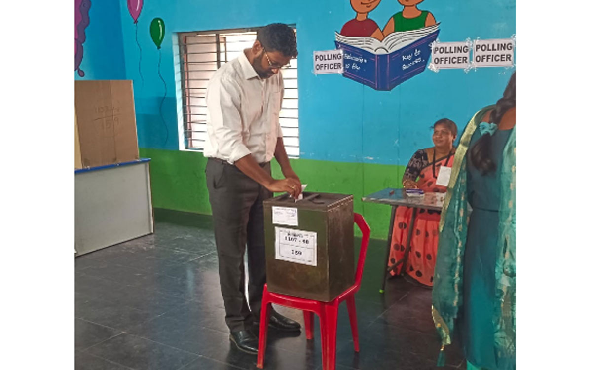 కొత్తగూడెంలో ప్రశాంతంగా పోలింగ్.. ఓటు వేసిన కలెక్టర్