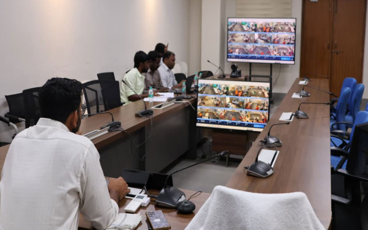 కొత్తగూడెంలో ప్రశాంతంగా పోలింగ్.. ఓటు వేసిన కలెక్టర్