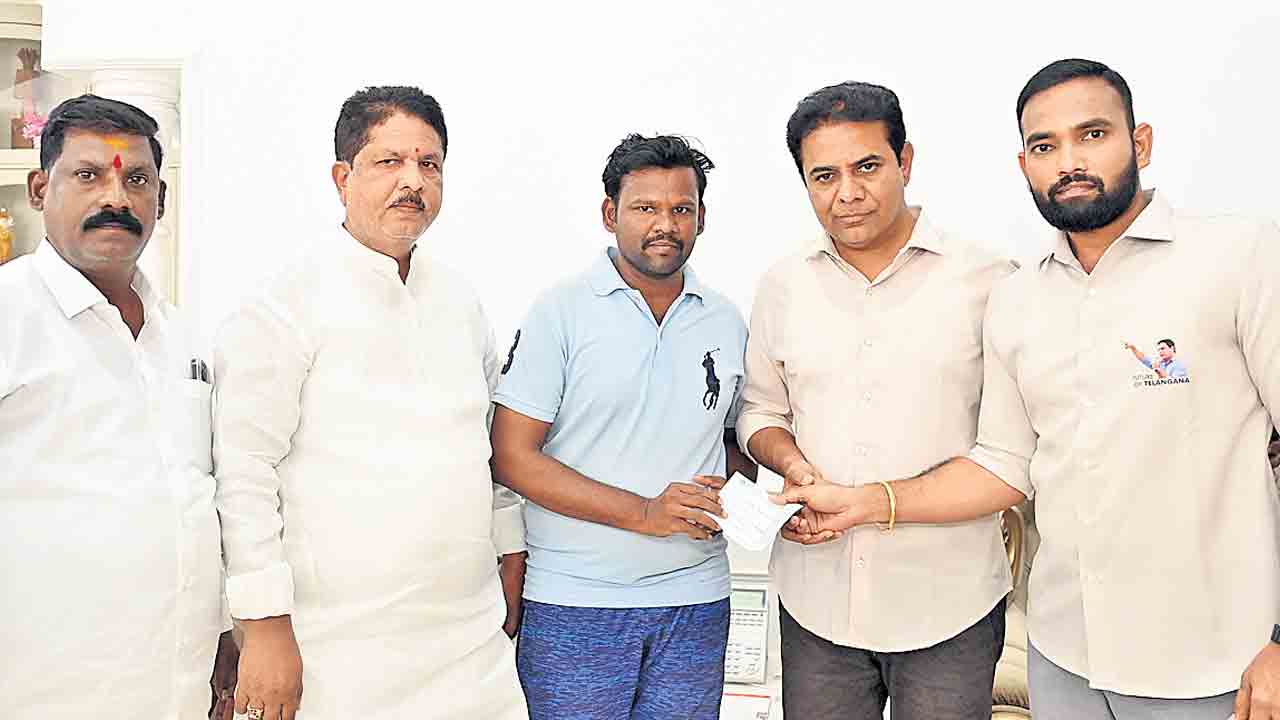 క్యాన్సర్‌ బాధిత జర్నలిస్ట్‌కు బీఆర్‌ఎస్‌ నేత భరోసా