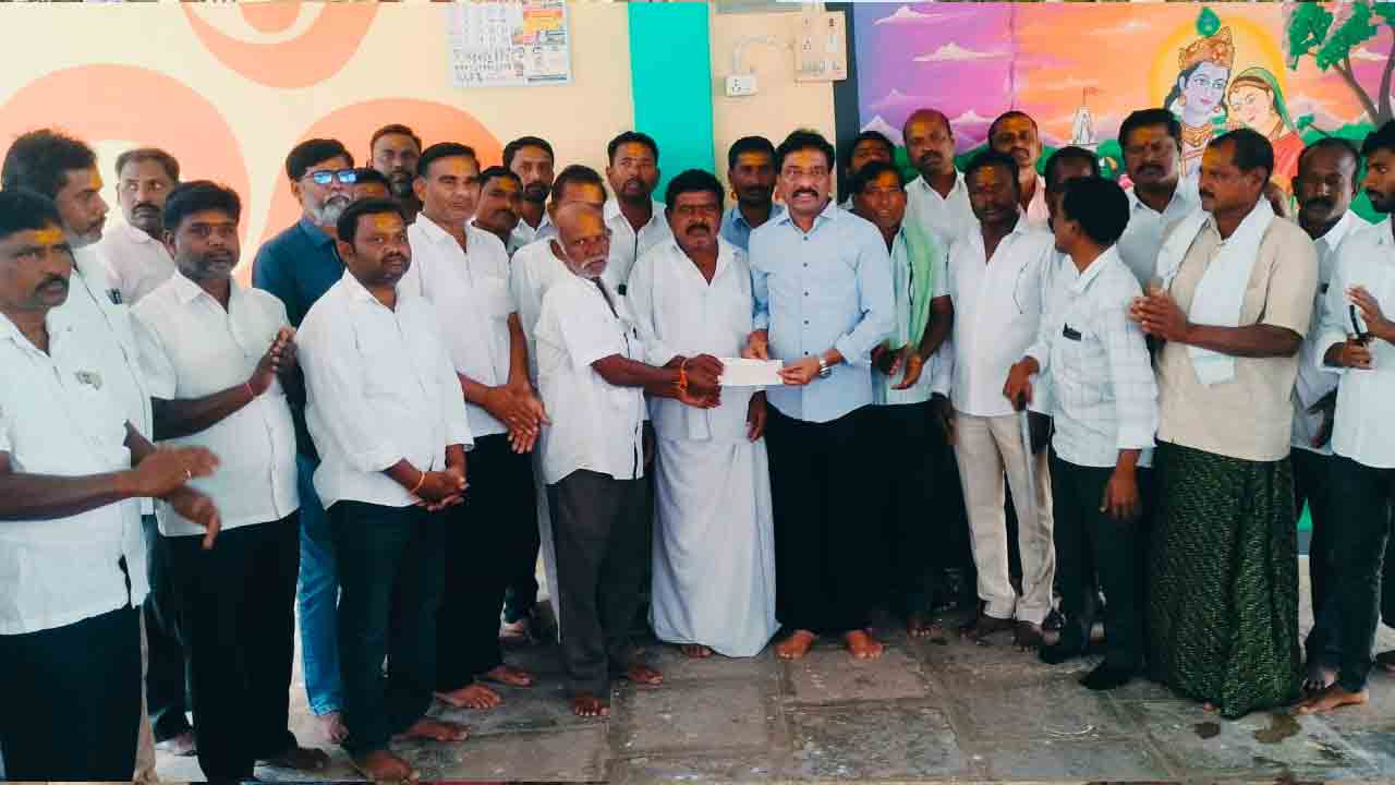 Julapalli | మల్లికార్జున స్వామి ఆలయ అభివృద్ధికి విరాళం అందజేత