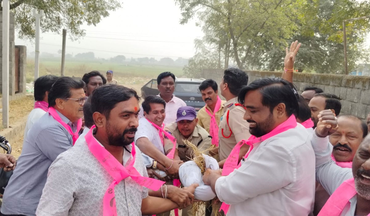 Kamanpur | కేసీఆర్ కు సిట్ నోటీసుల పై కమాన్ పూర్ బీఆర్ఎస్ నేతల ఆందోళన