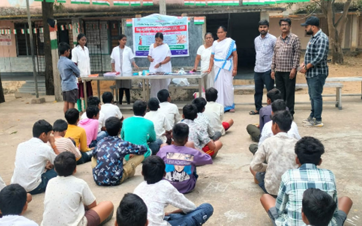 Medical Camp : ఆశ్రమ పాఠశాలలో వైద్య శిబిరం