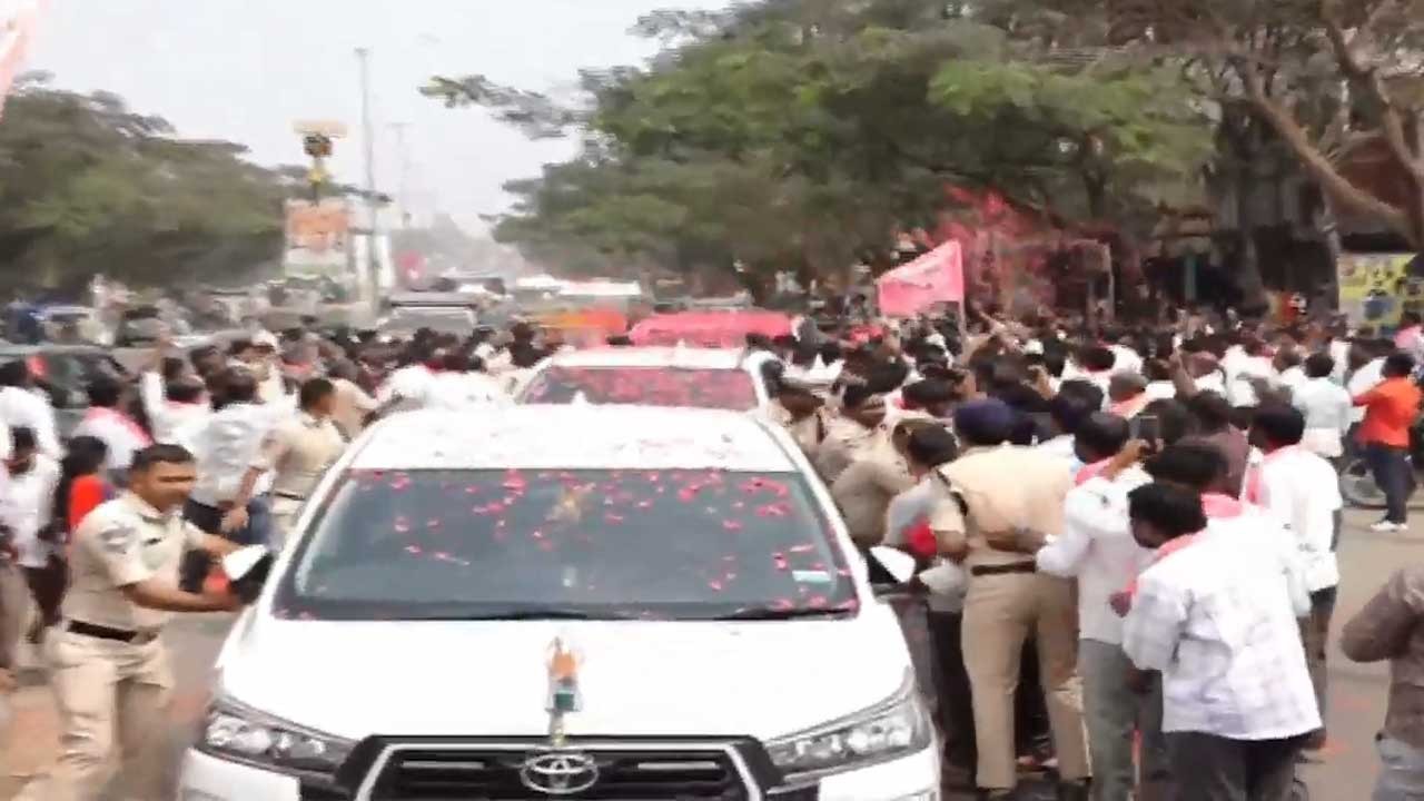 KCR | హైదరాబాద్‌కు బయల్దేరిన కేసీఆర్‌.. దారిపొడువునా నిలిచి మద్దతు తెలుపుతున్న ప్రజలు