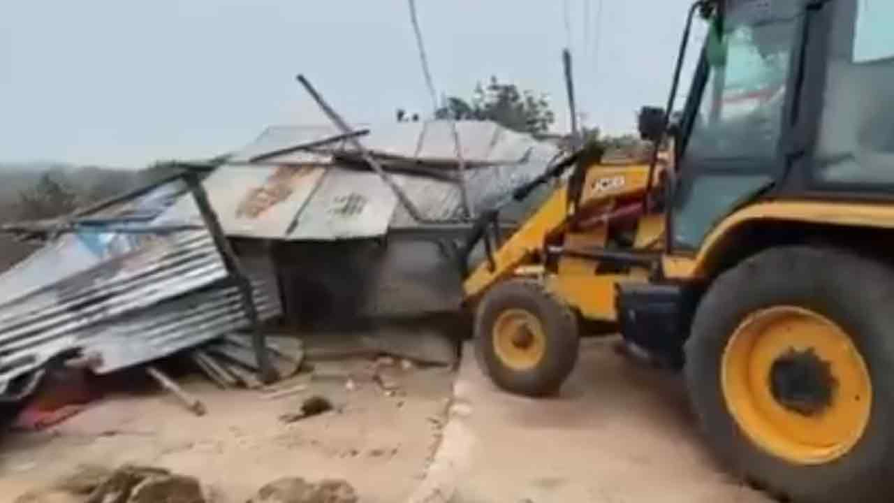 Revanth reddy | రేవంతన్న, సీనన్న అని ఓటేసే గెలిపిస్తే.. మా బతుకులు కూల్చారు : వీడియో