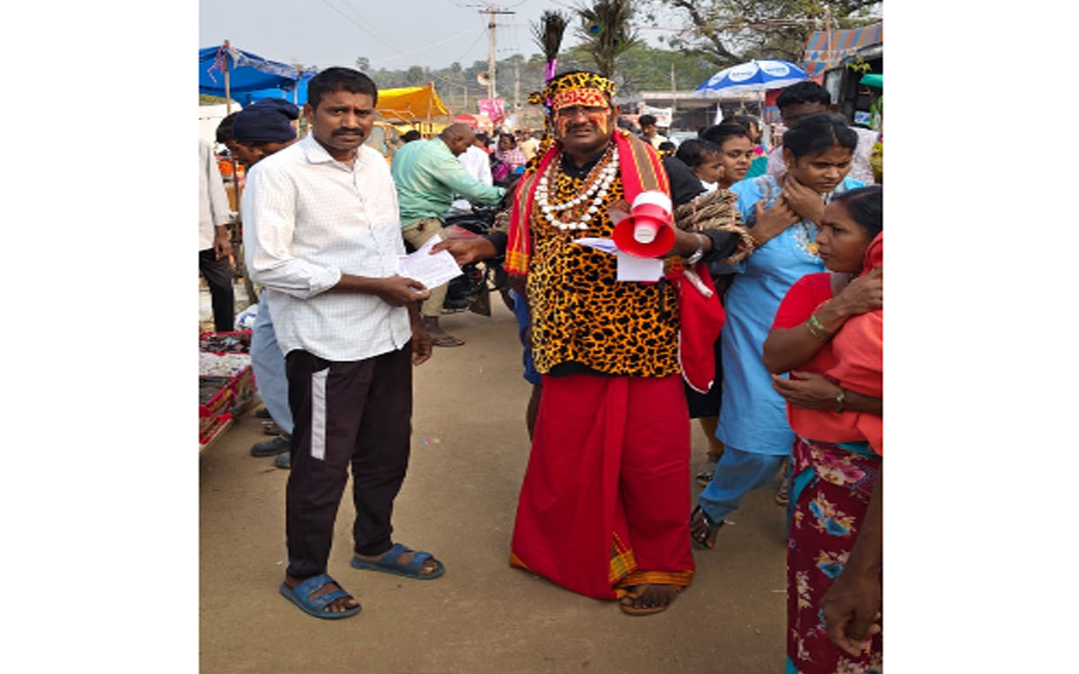 డ్ర‌గ్స్ నివార‌ణ‌, రోడ్డు భ‌ద్ర‌త‌పై కోయ‌దొర‌గా ఉపాధ్యాయుడి వినూత్న ప్ర‌చారం