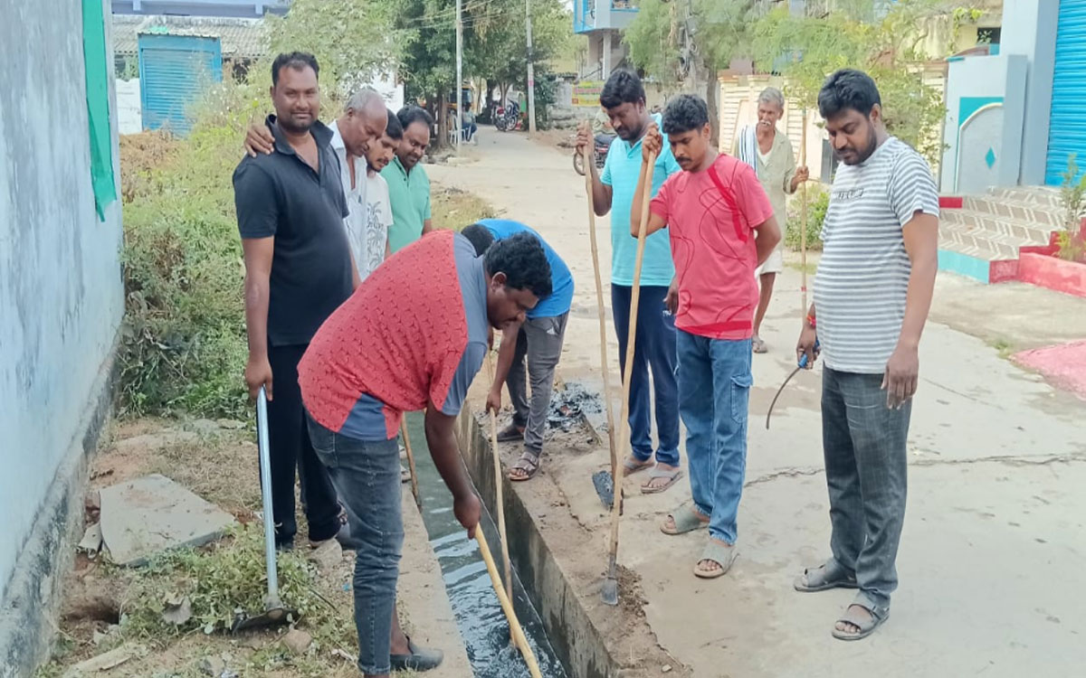 వార్డు శుభ్ర‌త‌లో పాల్గొన్న యువ‌త‌